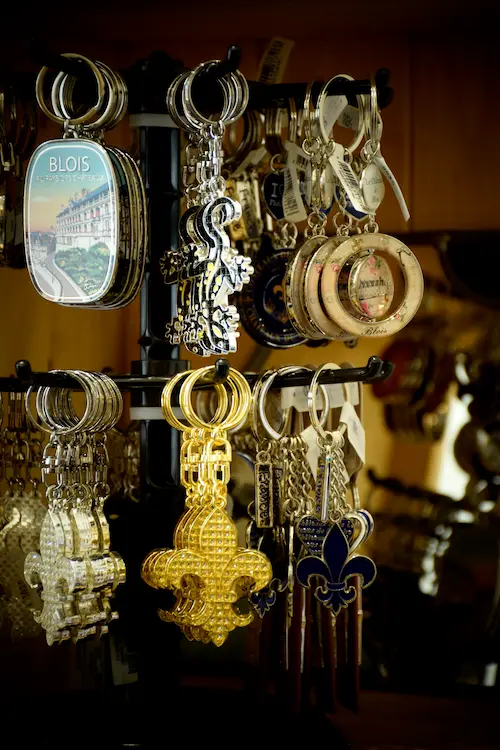 Porte-clés souvenirs de Blois sur présentoir