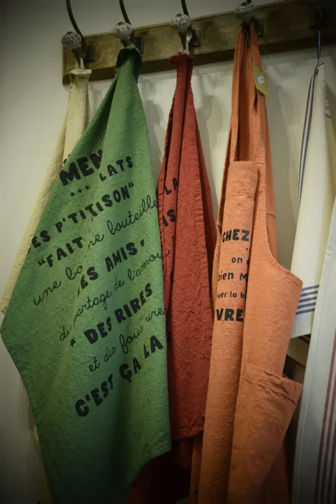 Tabliers colorés accrochés avec inscriptions françaises