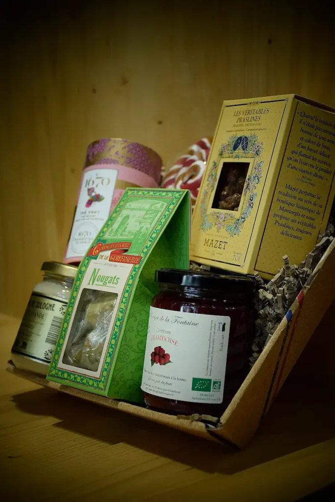Panier gourmand avec confiture, nougats et pralines