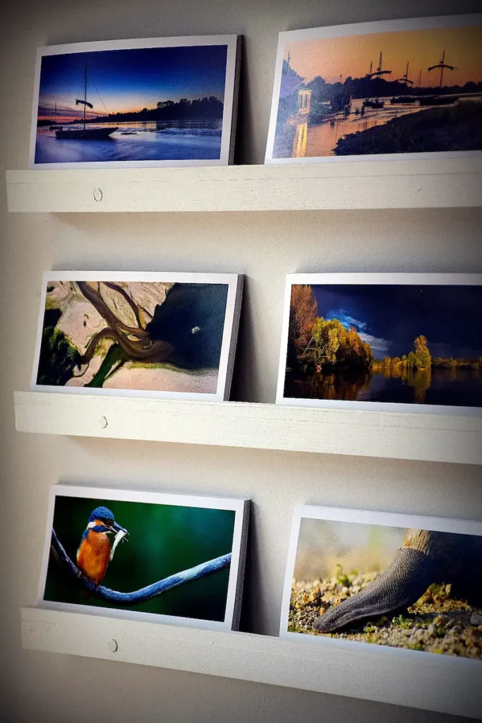 Étagères murales avec photos de paysages et nature