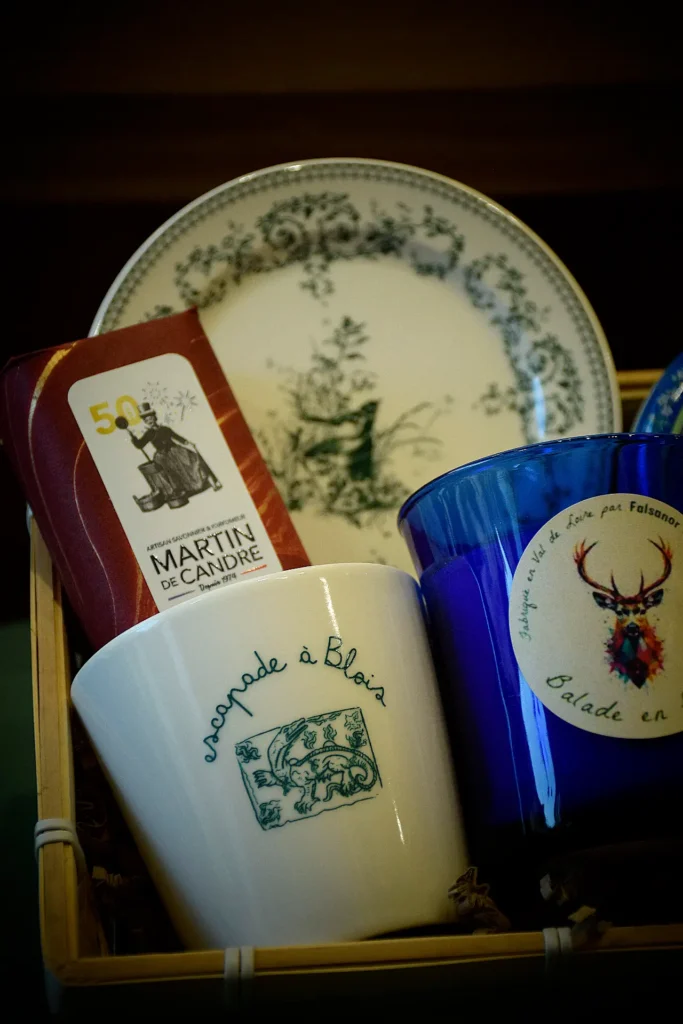 Panier cadeau avec tasse, savon et bougie